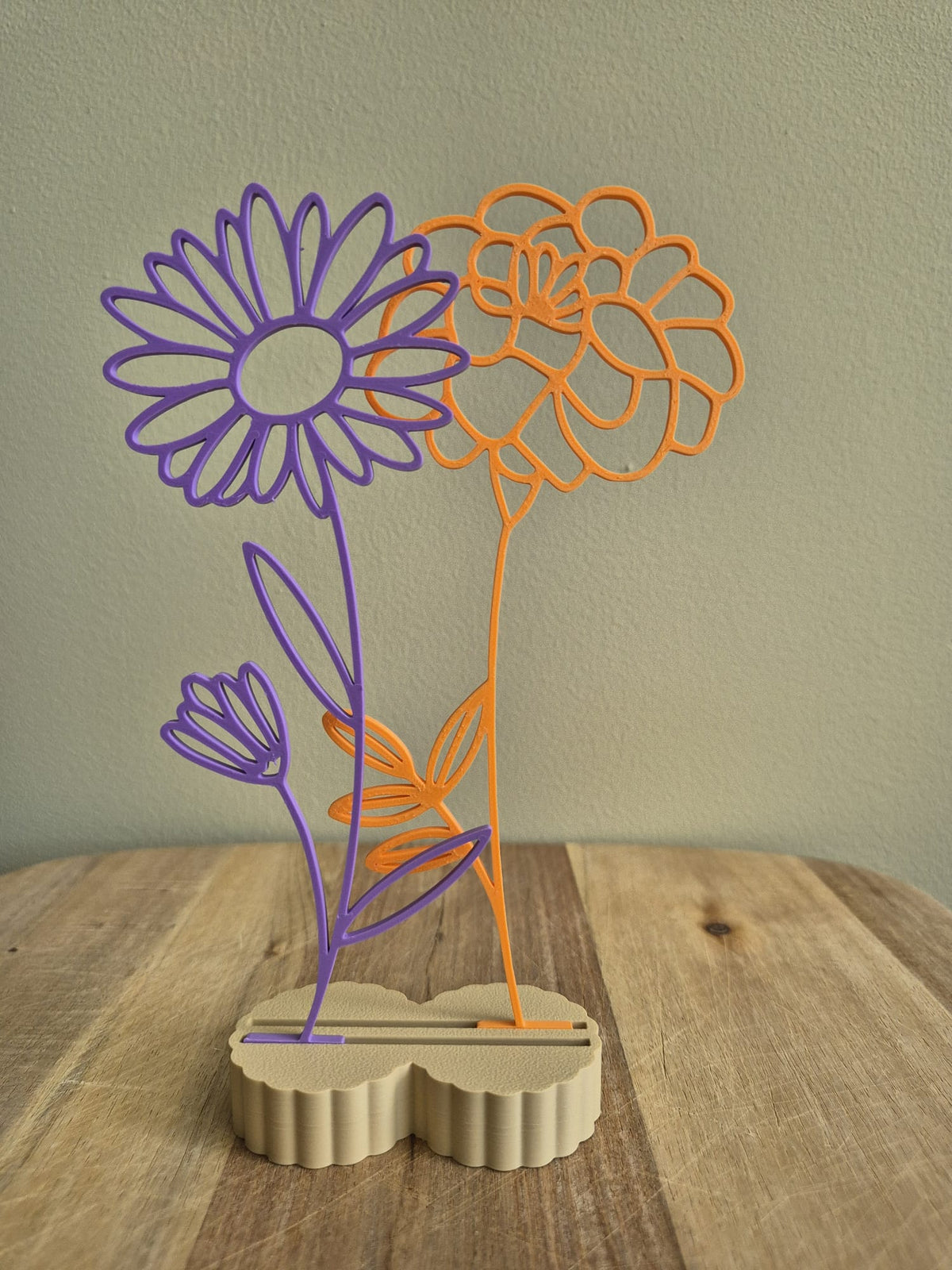 Voorbeeld van twee maandbloemen in een houder voor 2 bloemen