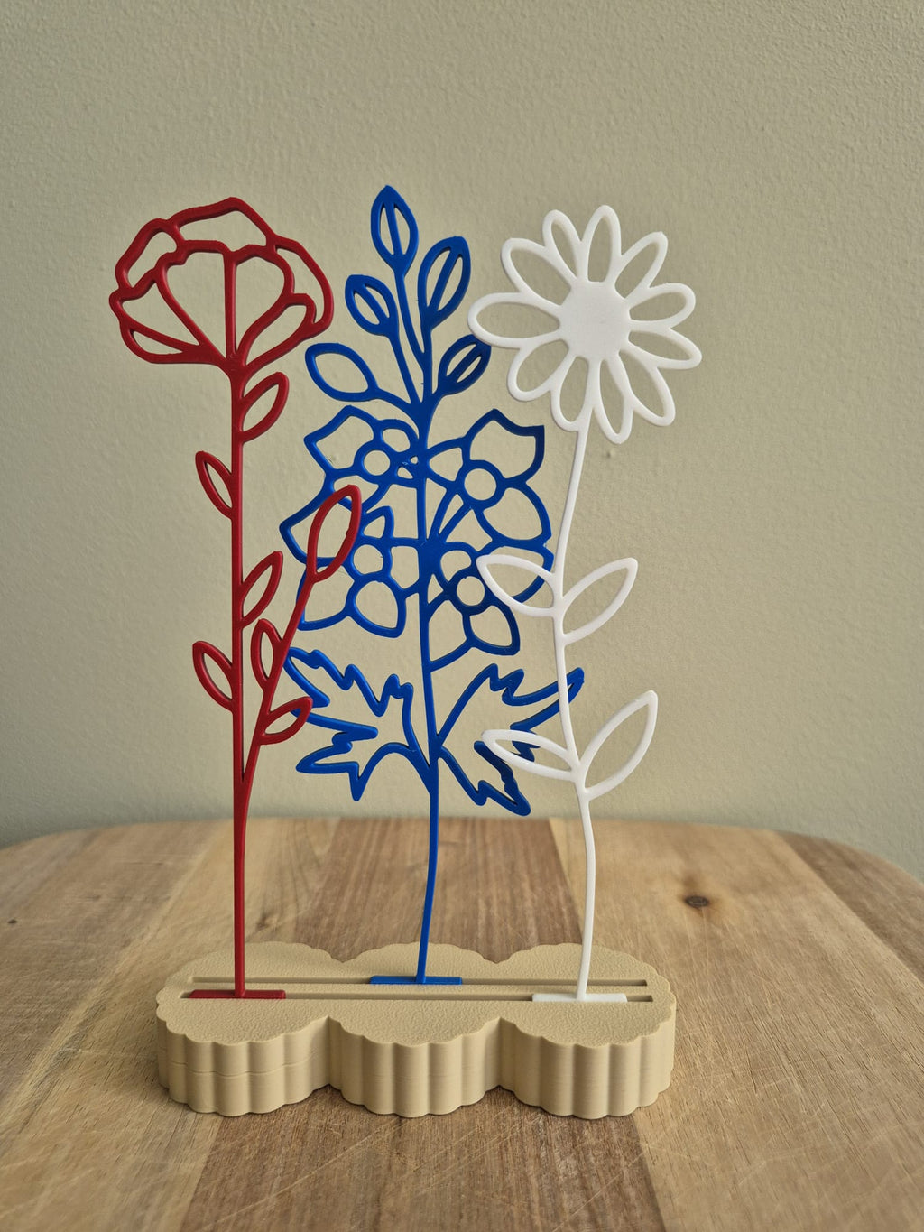 Voorbeeld van drie maandbloemen in een houder voor 3 bloemen