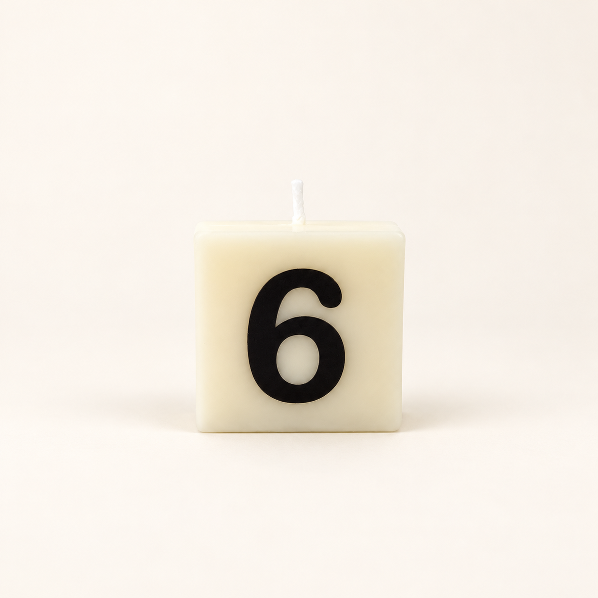 Dovana kaarsje minimalistische kaars met cijfer 6.png