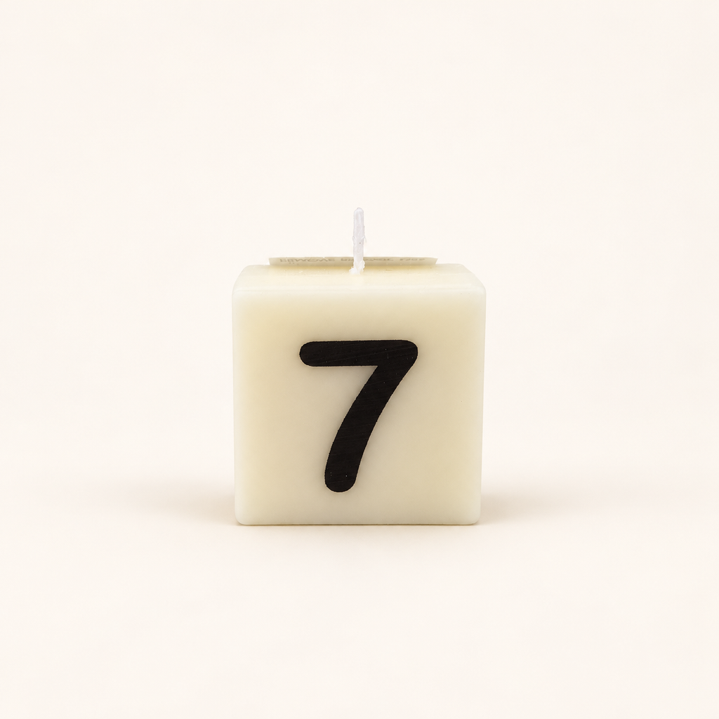 Dovana kaarsje minimalistische kaars met cijfer 7.png