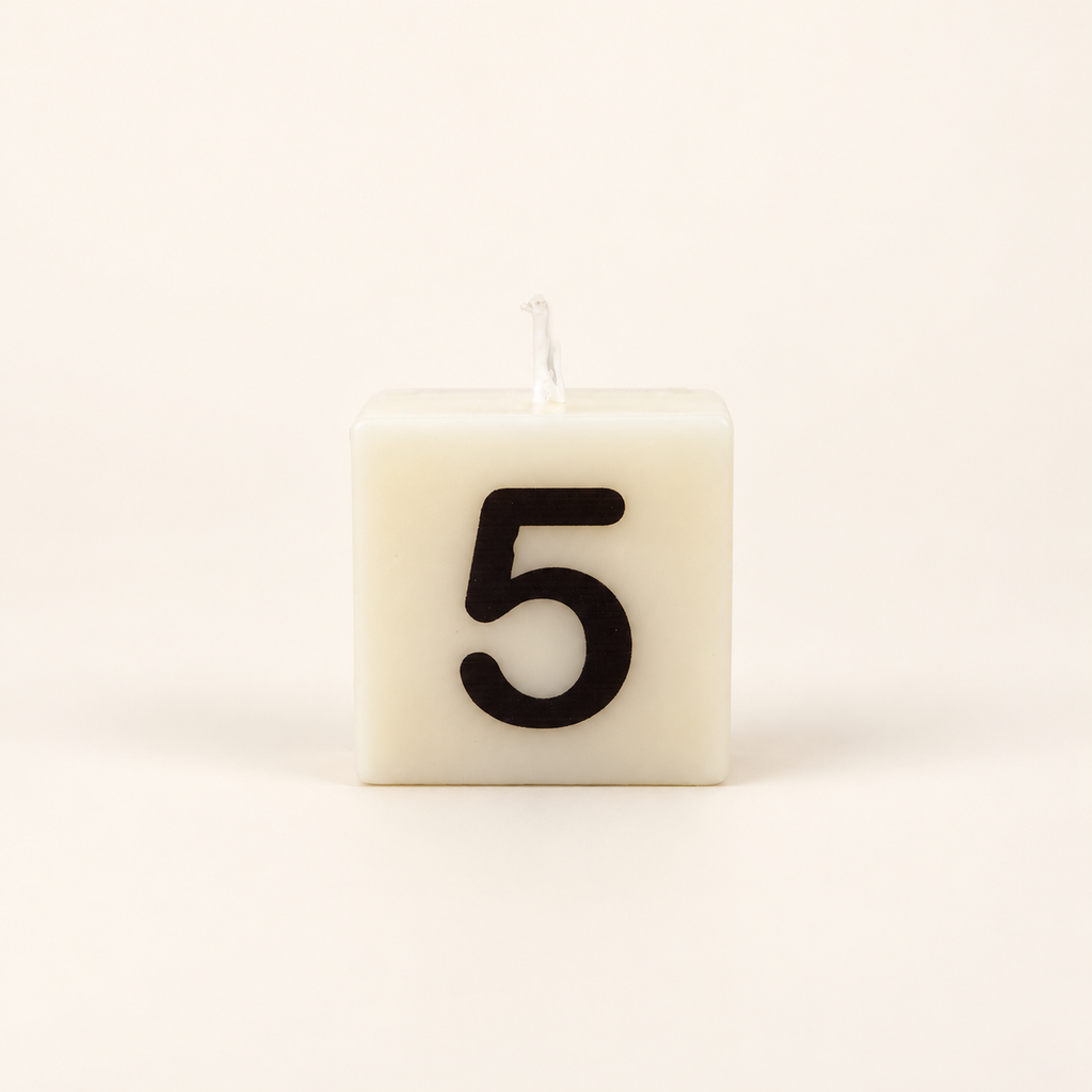 Dovana kaarsje minimalistische kaars met nummer 5.png