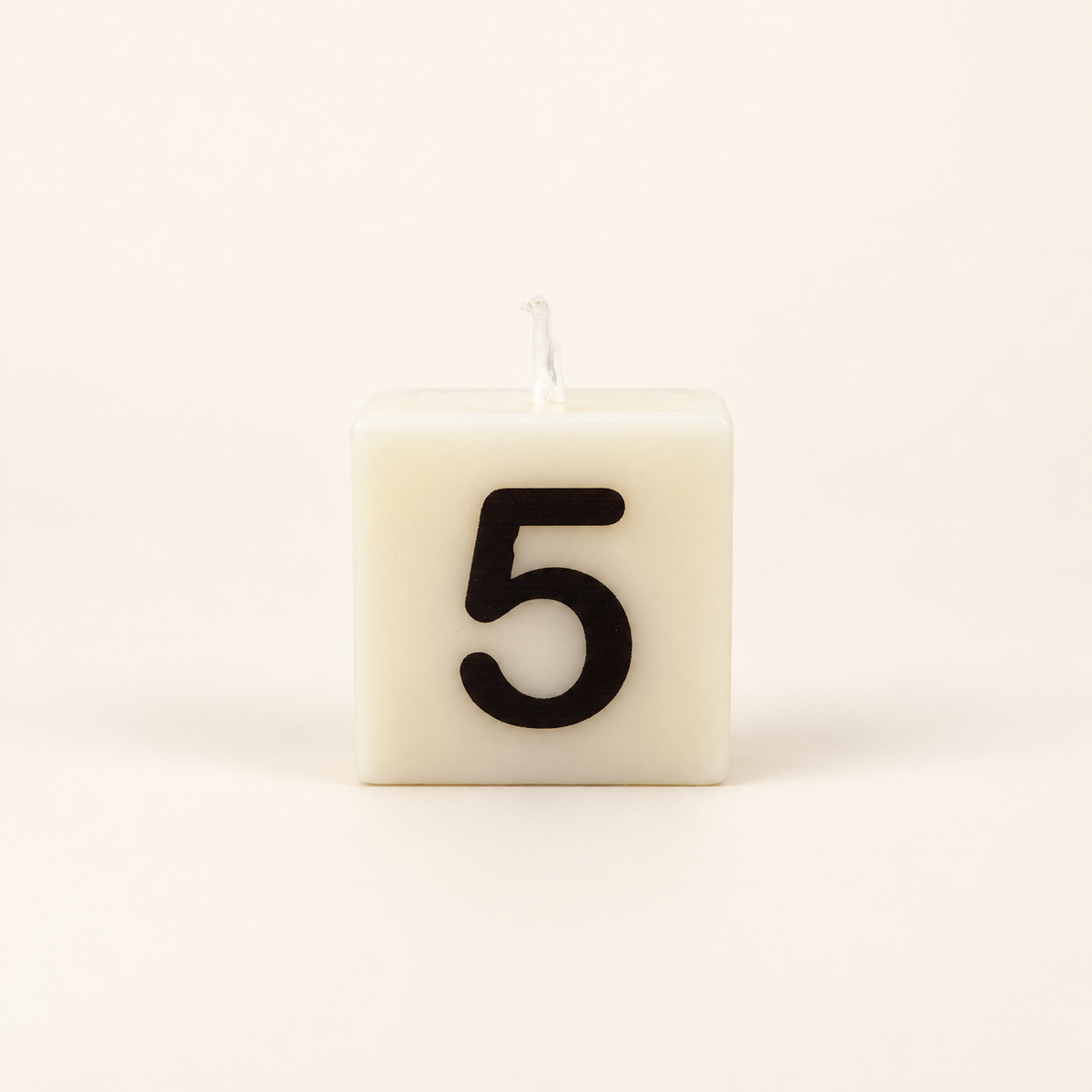 Dovana kaarsje minimalistische kaars met nummer 5.png