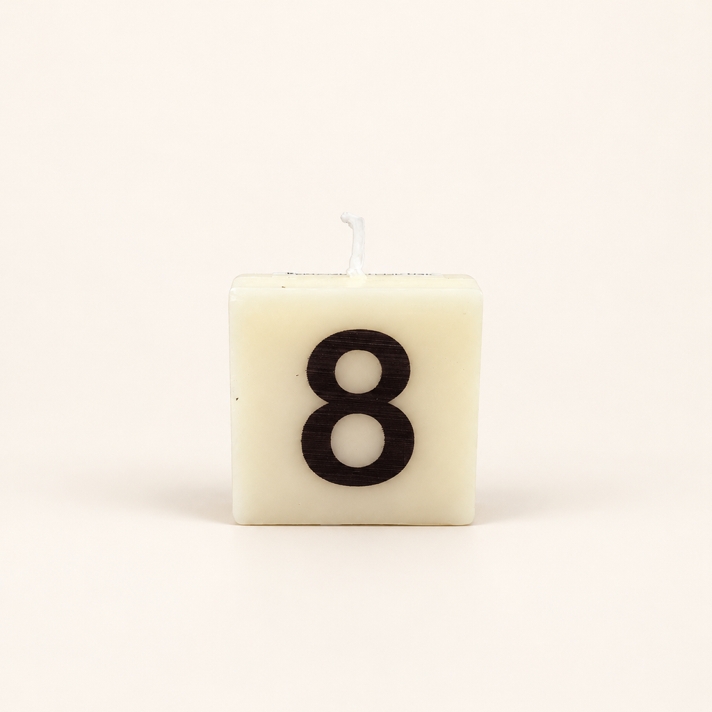 Dovana kaarsje minimalistische kaars met nummer 8.png