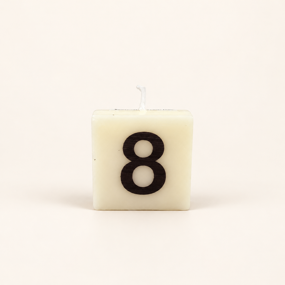 Dovana kaarsje minimalistische kaars met nummer 8.png