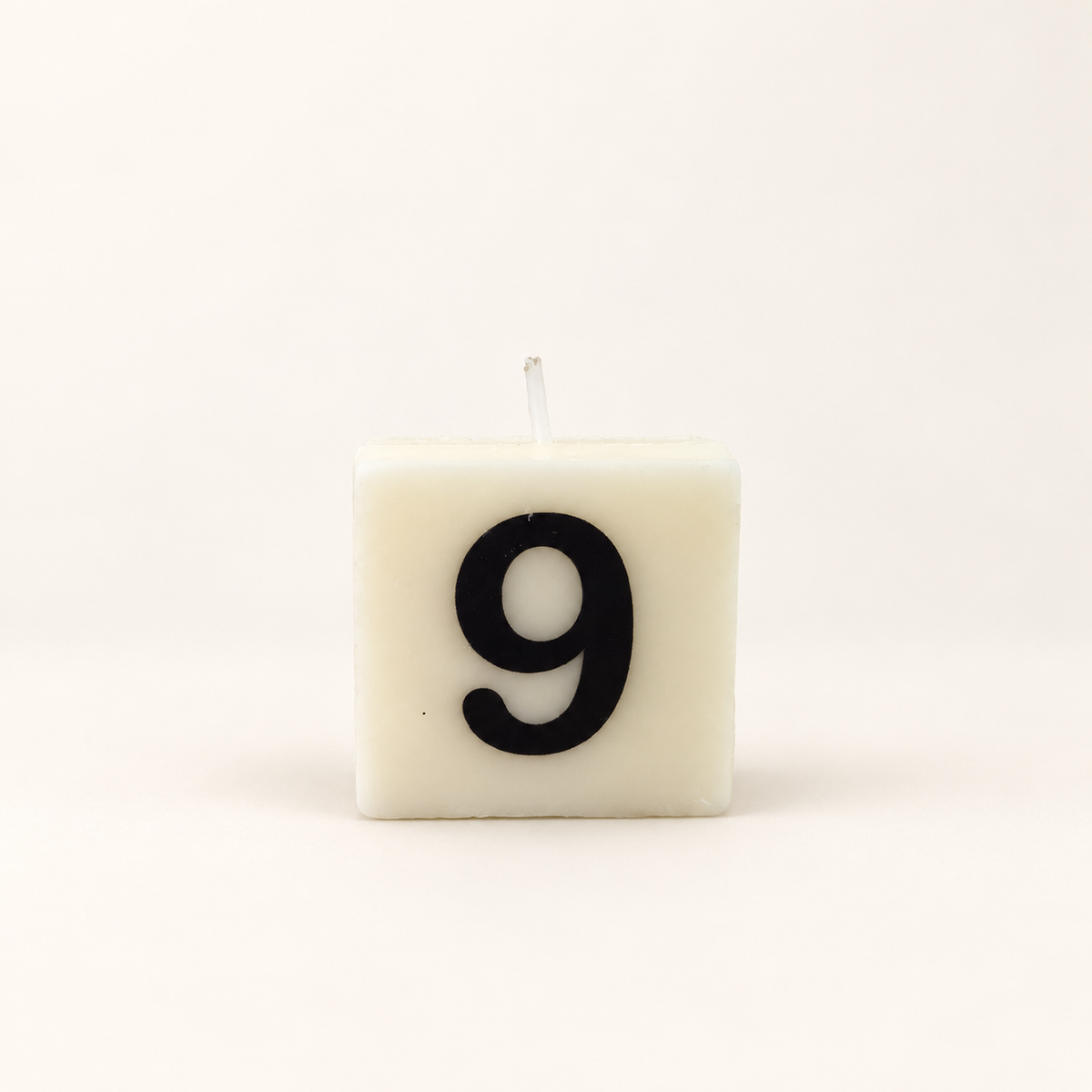 Dovana kaarsje minimalistische kaars met nummer 9.png