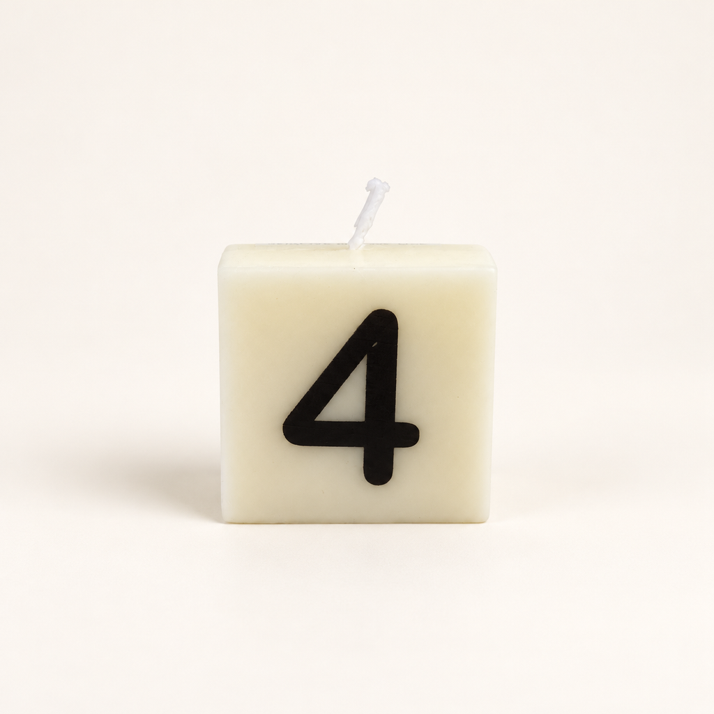 Dovana kaarsje minimalistische kaars met nummer vier.png