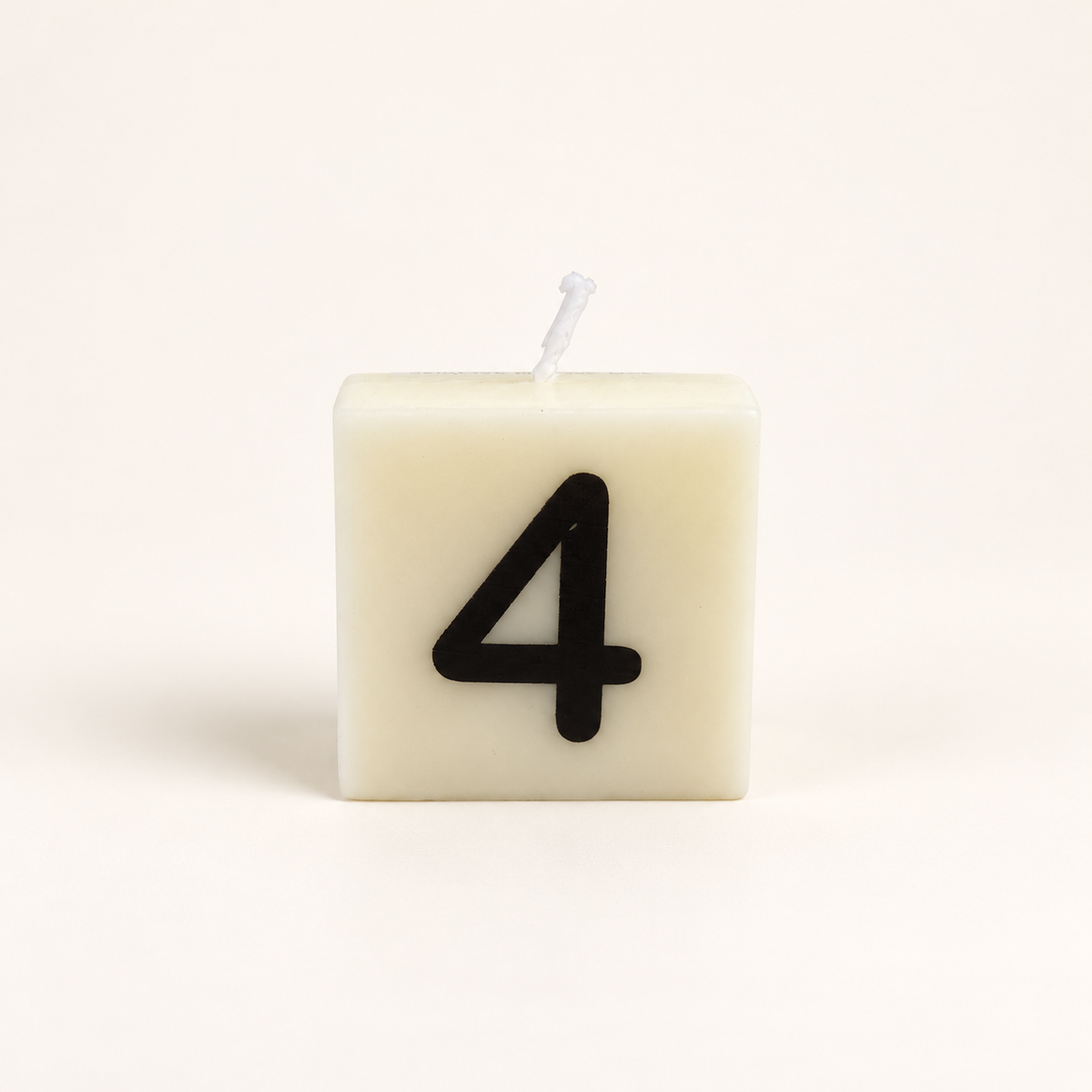 Dovana kaarsje minimalistische kaars met nummer vier.png