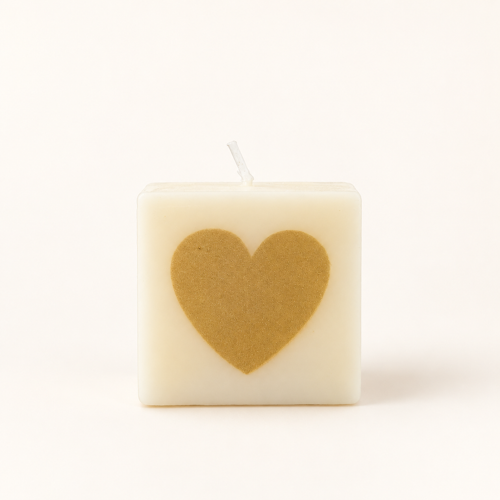 Dovana kaars minimalistische_kubuskaars_met_gouden_hart.png