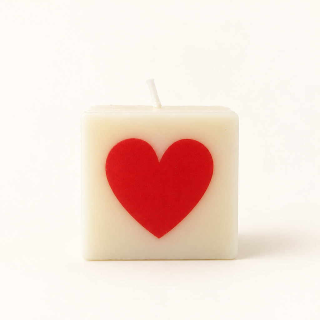 Dovana kaars minimalistische_kubuskaars_met_rood_hart.png