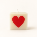 Dovana kaars minimalistische_kubuskaars_met_rood_hart.png